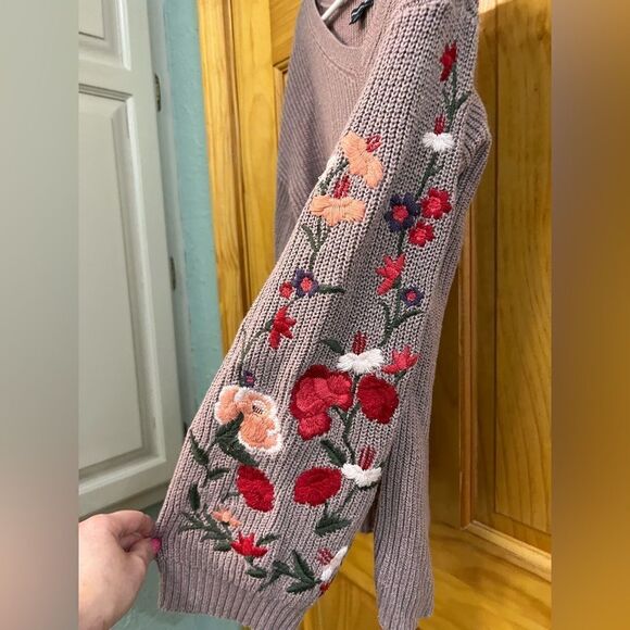 Gorgeous American Eagle floral embroidered sleeves size S mauve sweater - Picture 4 of 8